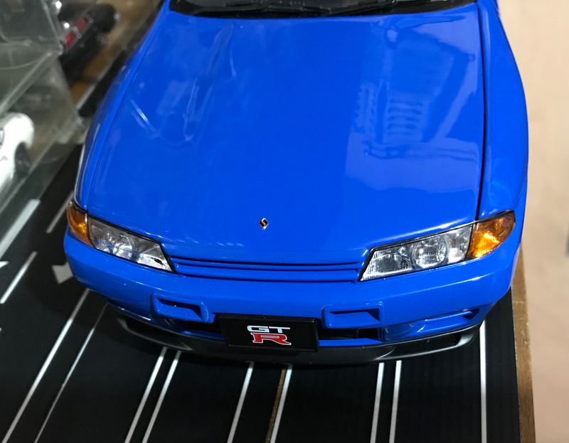 The āSā badge on the hood is photo-etched.